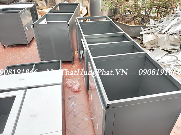 So sánh tủ bếp nhôm cánh kính và tủ bếp inox cánh kính